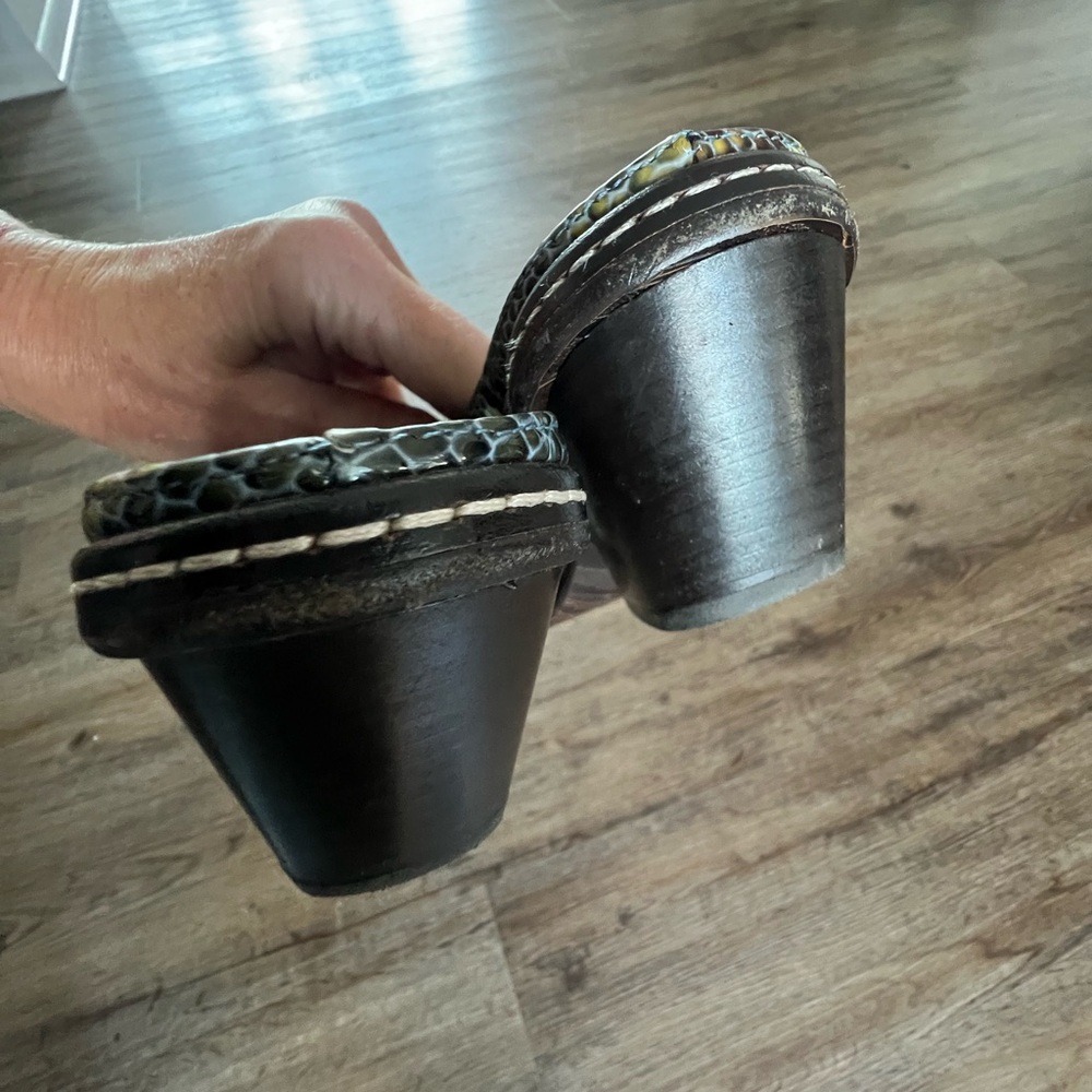 Donald J. Pliner Green Snakeskin Pointed Toe Mule - Picture 8 of 9